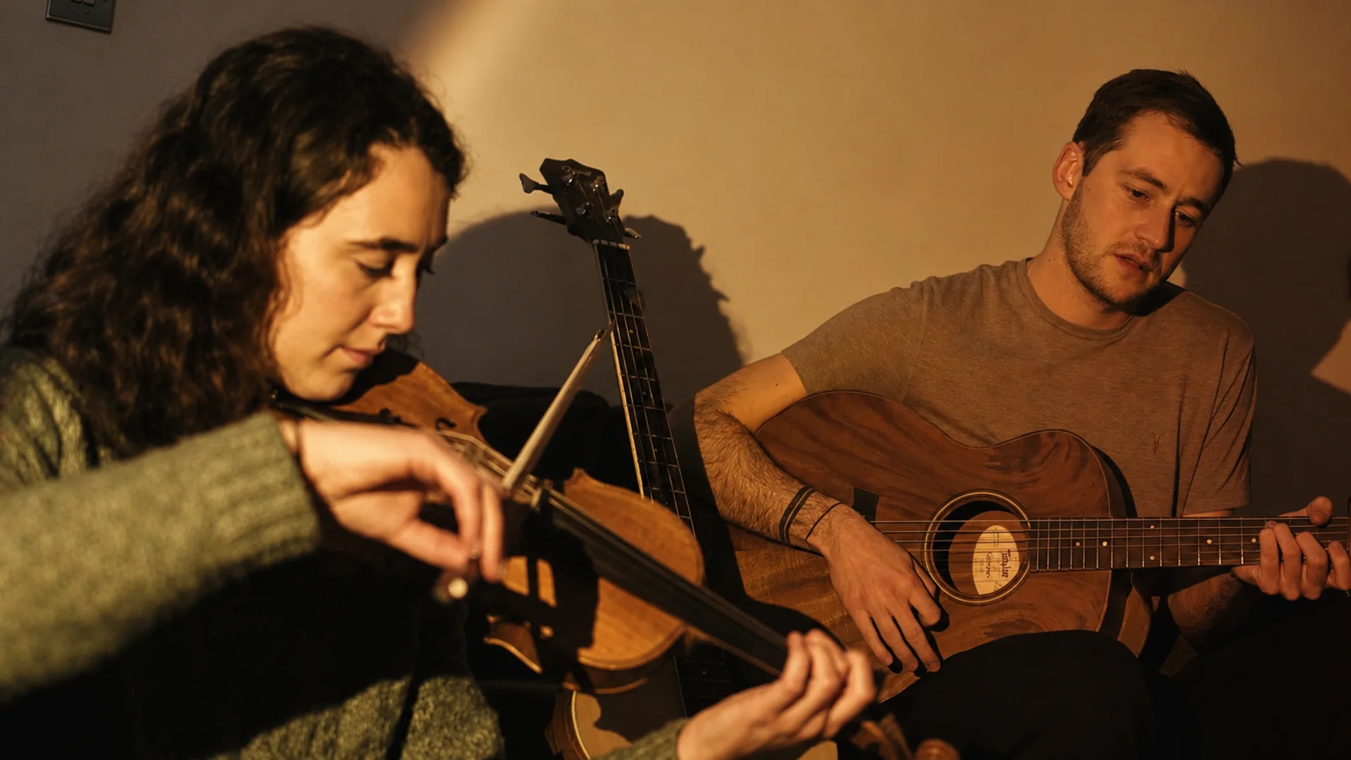 Linda-Ray and Friends acoustic rehearsal still 04