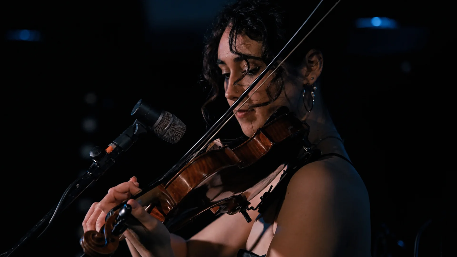 Violinist performing during Linda-Ray and Friends 06