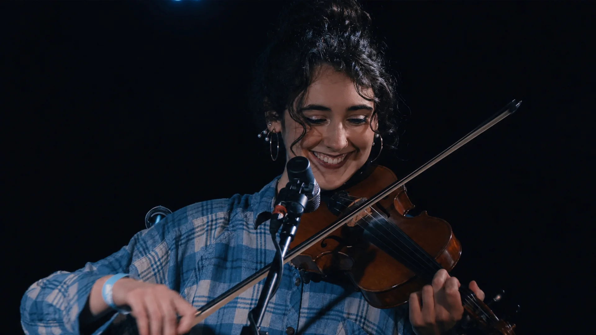 Violinist performing as part of Linda-Ray and Friends