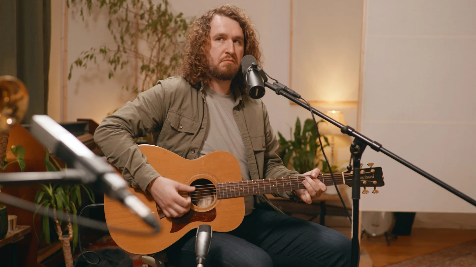 Tom Gee live session still