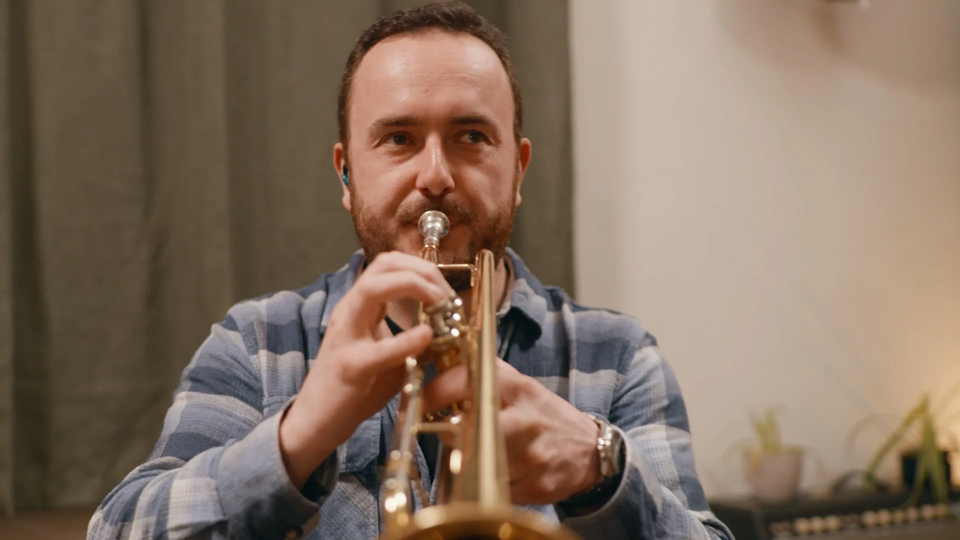 Tom Gee live session supporting still