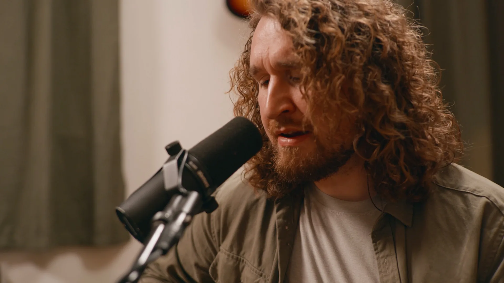 Tom Gee live session supporting still